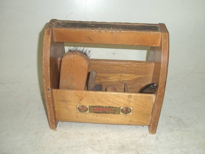 lot 135 image: Vintage Esquire boot polish with accessories