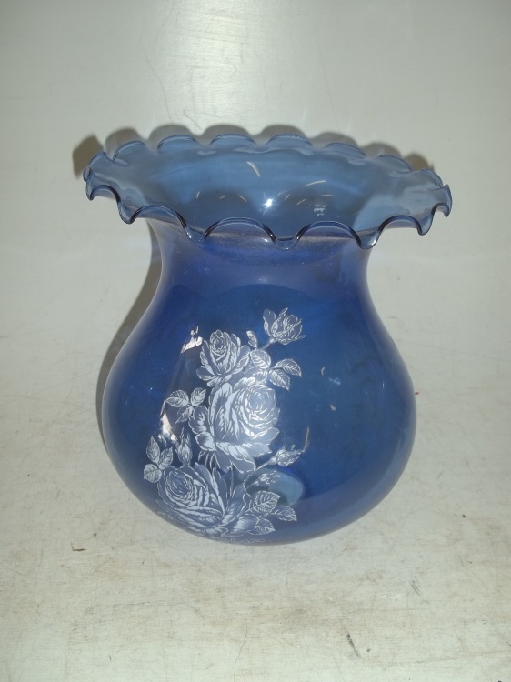 lot 136 image: 11 x 9 glass lamp shade