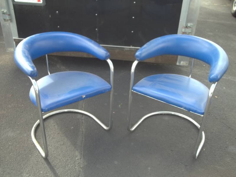 lot 167 image: Mid Century Modern Blue Cushioned Lounge Chair