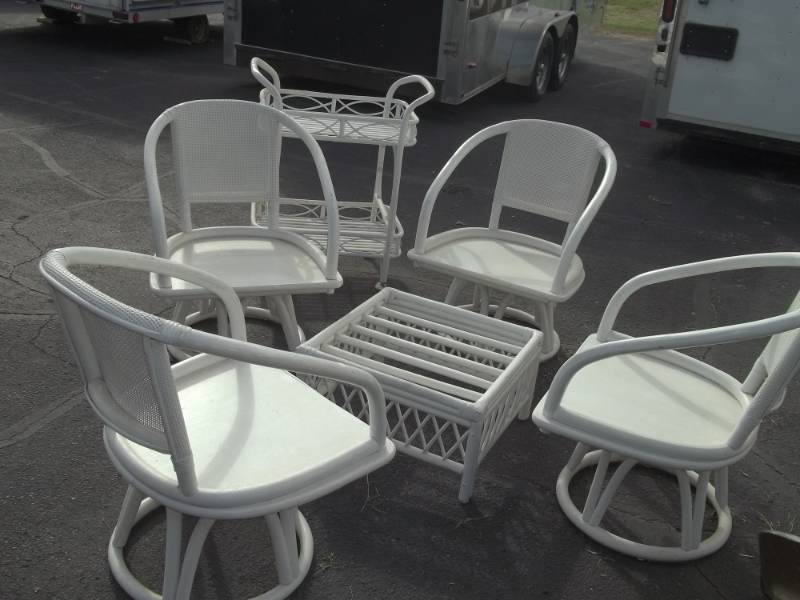 lot 168 image: 3 Season Patio furniture 4 chairs, table and Refreshment cart