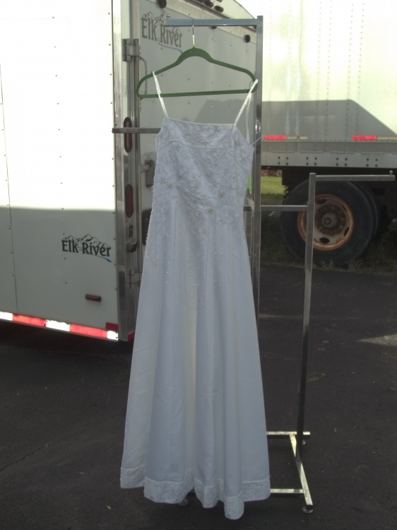 lot 169 image: High end Beautiful wedding dress size unknown