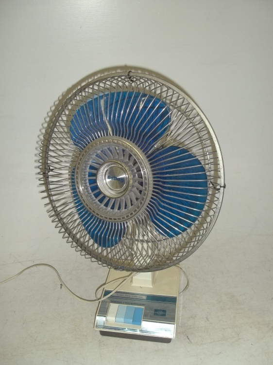 lot 173 image: 12 oscillating fan