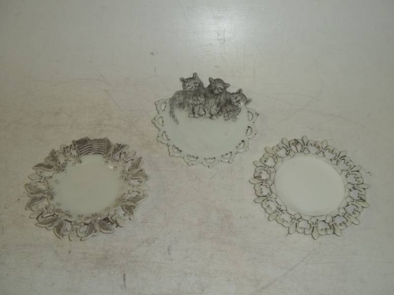 lot 190 image: 3 vintage milk glass wall plates 7 diameter