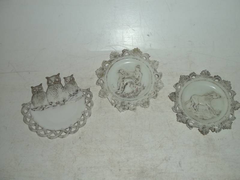 lot 191 image: 3 vintage milk glass wall plates 7 diameter