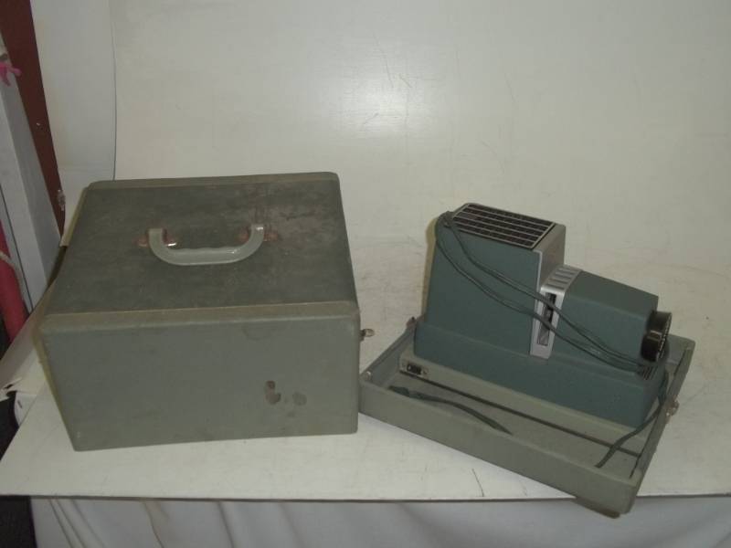 lot 230 image: Argus 300 slide projector