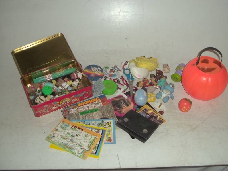 lot 262 image: Assortment of childrens trinkets and state post cards