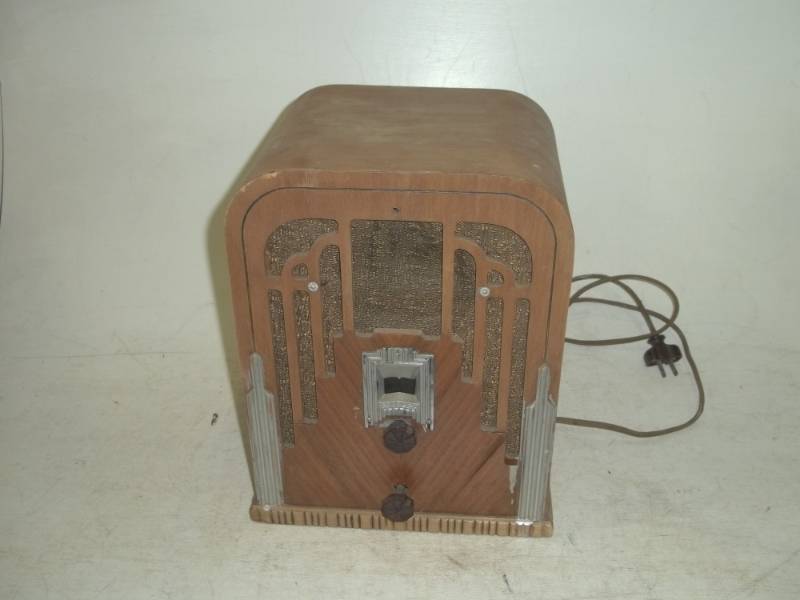 lot 270 image: Cosley vintage radio with vintage tubes