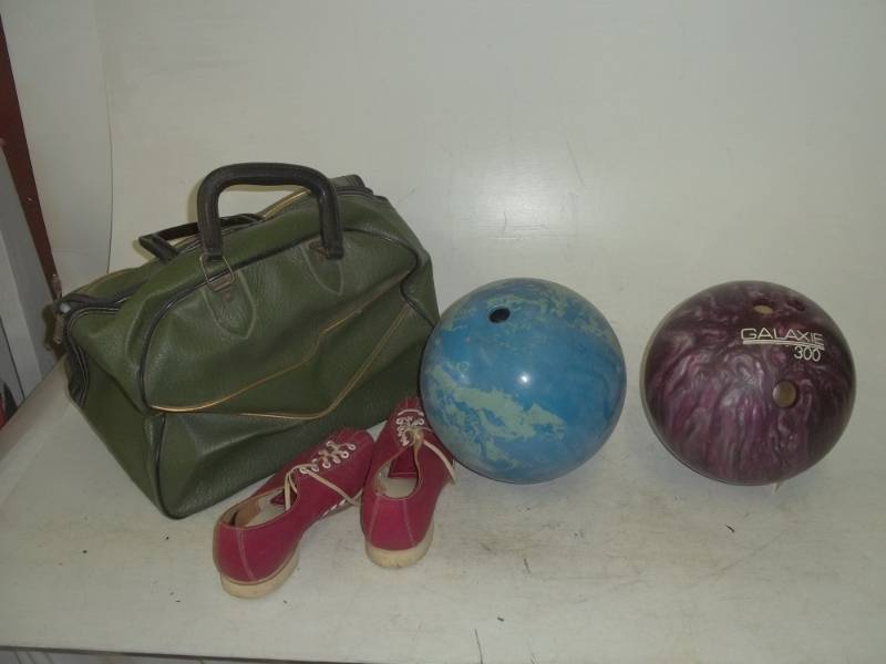 lot 272 image: vintage bowling bag, 2 balls, and womens bowling shoes size 6 12