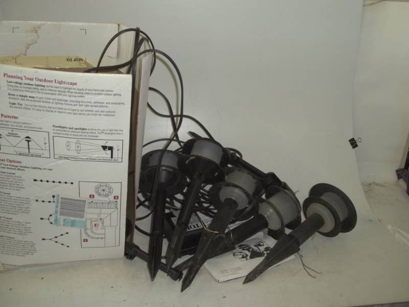 lot 274 image: Toro lawn lights x10 with controller