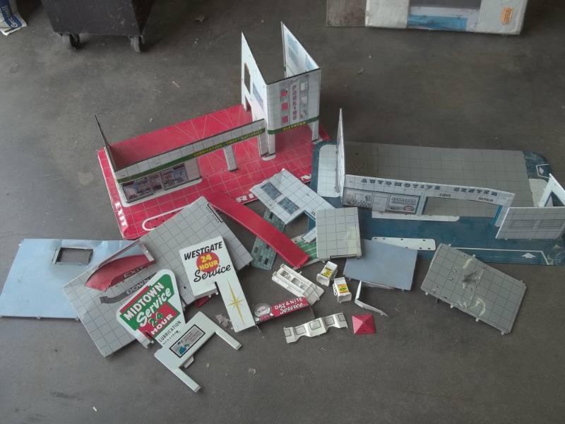 lot 277 image: Miscellaneous part for vintage tin garage displays