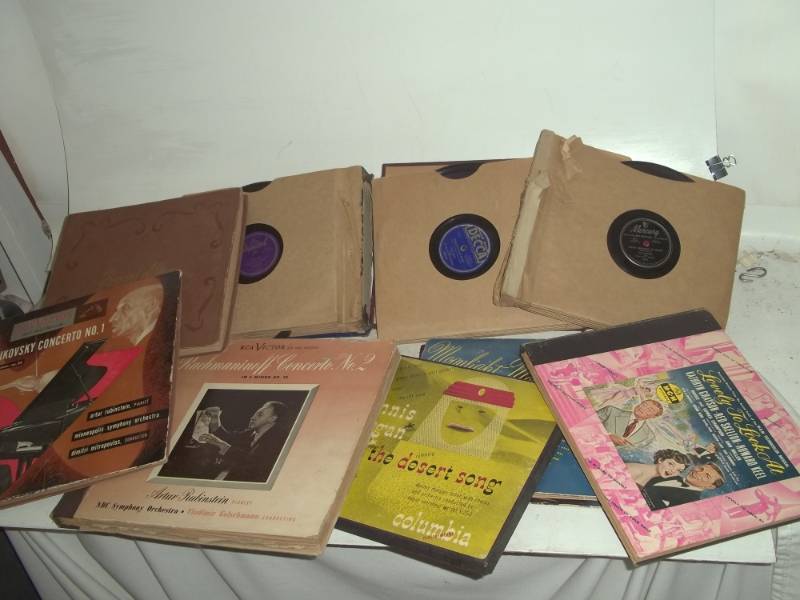 lot 282 image: Large assortment of rca victor and capitol records