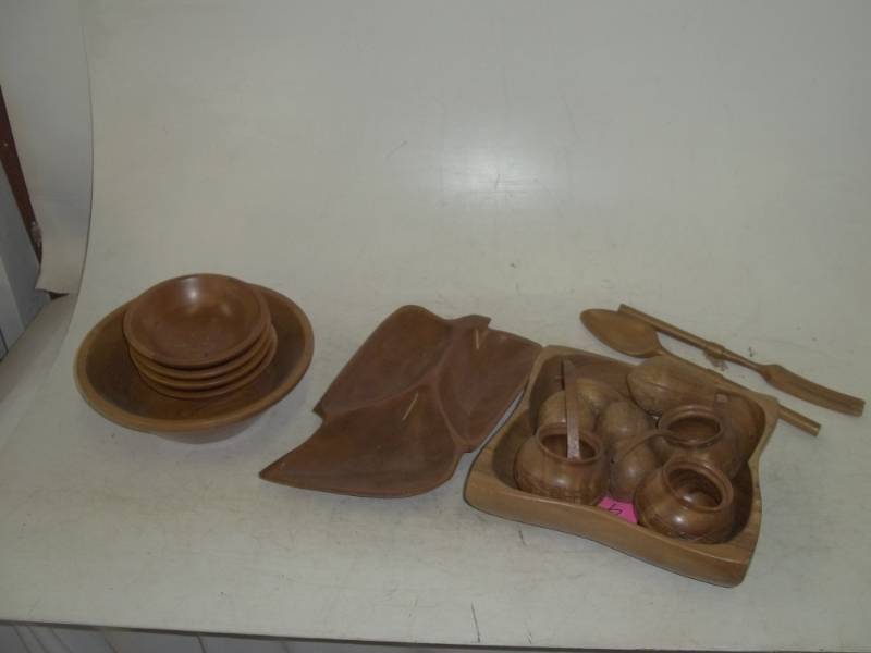 lot 285 image: Milbern Wood bowl set, wood serving tray, wood spoon and fork