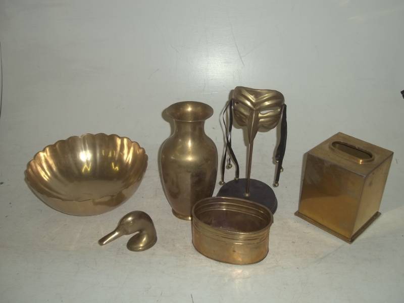 lot 286 image: Collection of brass dcor