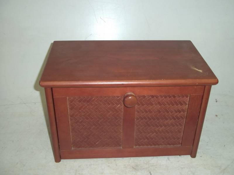 lot 288 image: Wood bread box