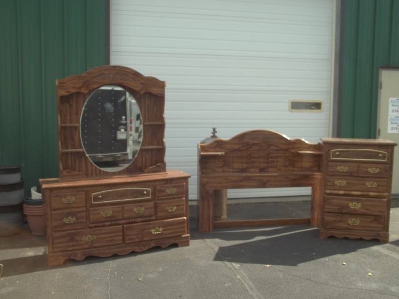 lot 295 image: Wood bedroom set, queen headboard