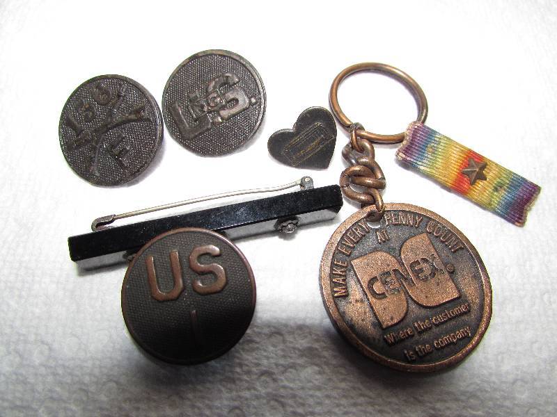 LOT OF VINTAGE MILITARY PINS AND BU...