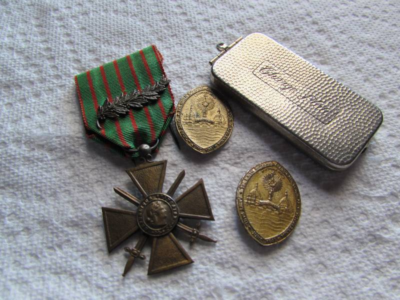 LOT OF VINTAGE MILITARY PINS, MEDAL...