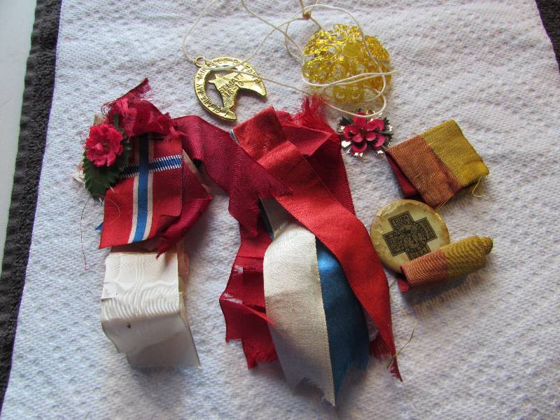 LOT OF VINTAGE BUTTONS AND RIBBONS,...