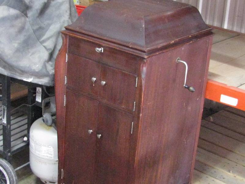 lot 2 image: Antique Upright Victrola