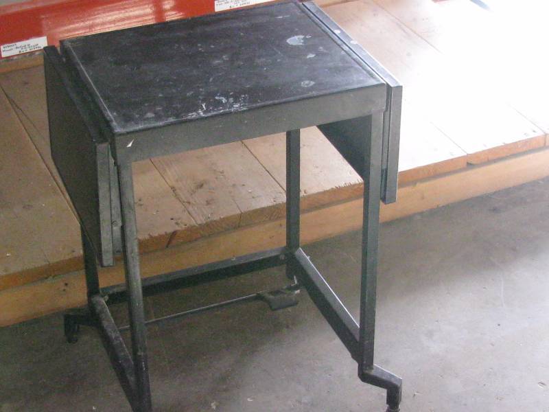 lot 3 image: Metal Typewriter Stand