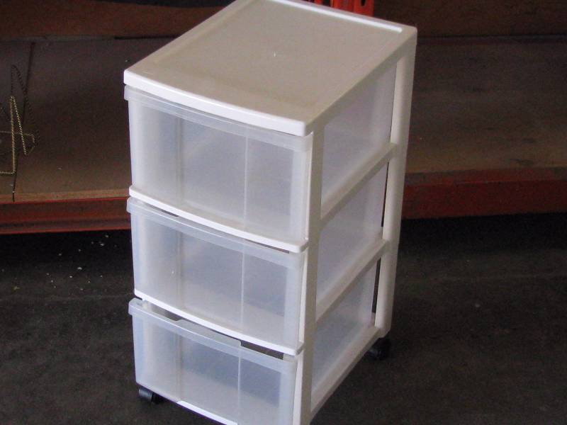 lot 9 image: storage cabinet