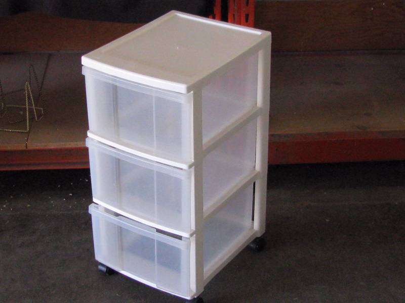 lot 11 image: storage cabinet