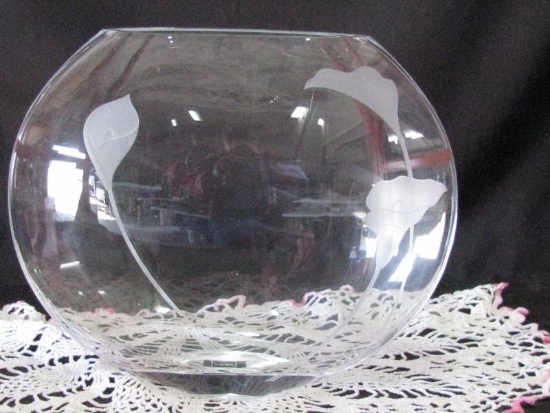lot 13 image: Makasa Etched Vase