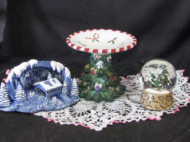 lot 19 image: Christmas Decorations
