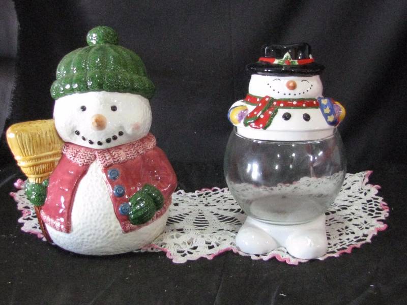 lot 28 image: Snowman Cookie Jars