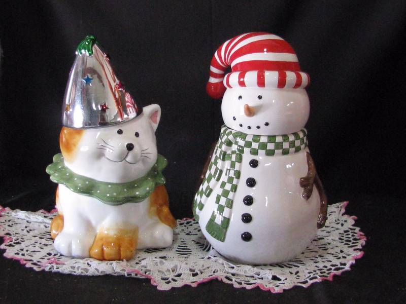 lot 30 image: Cookie Jars
