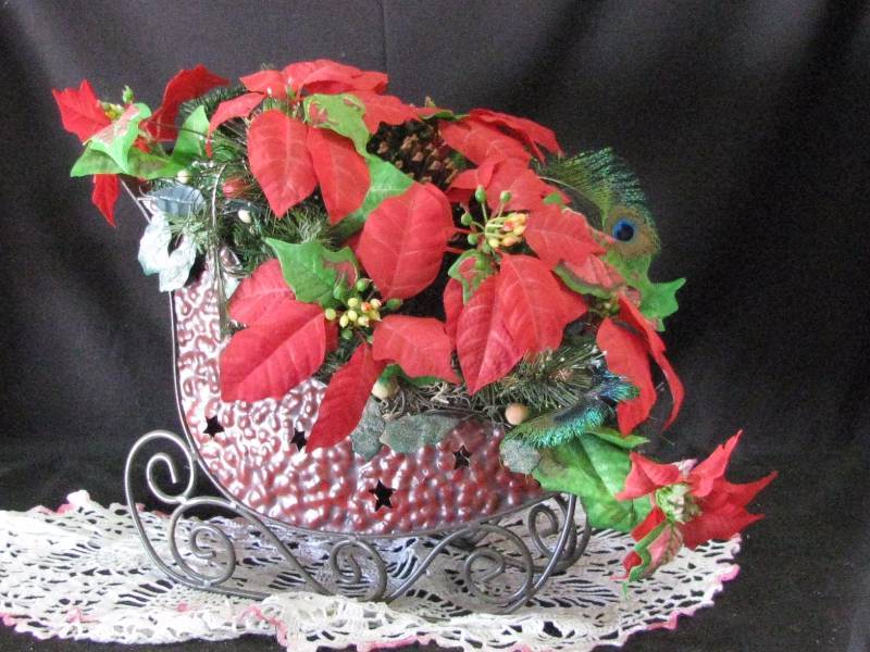 lot 31 image: Sleigh Decor