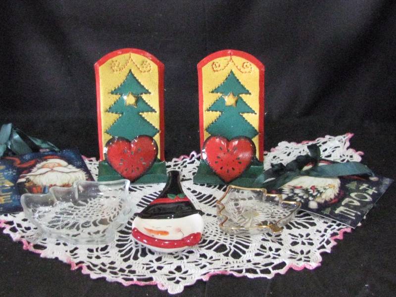 lot 32 image: Christmas Decor