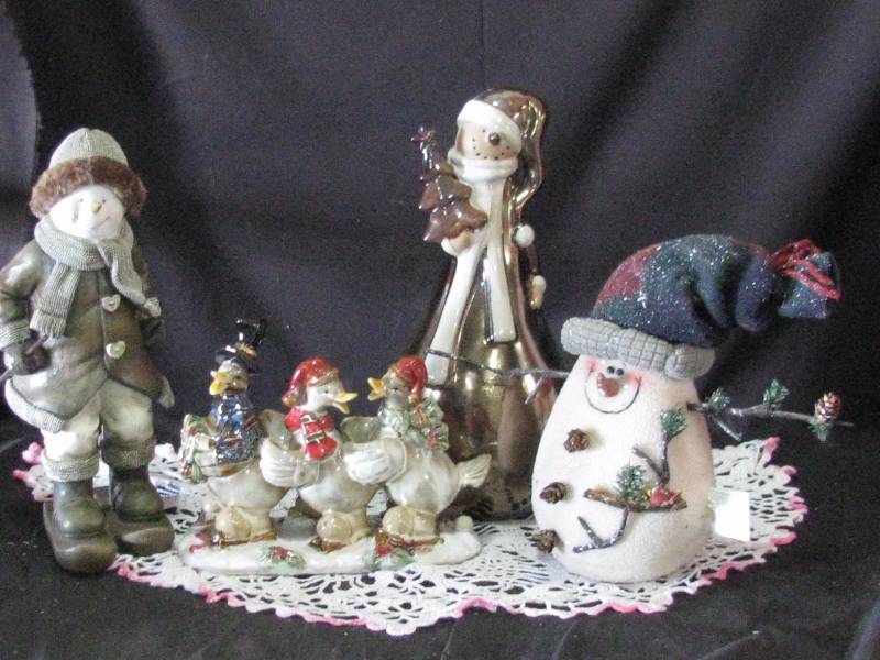 lot 35 image: Christmas Decor