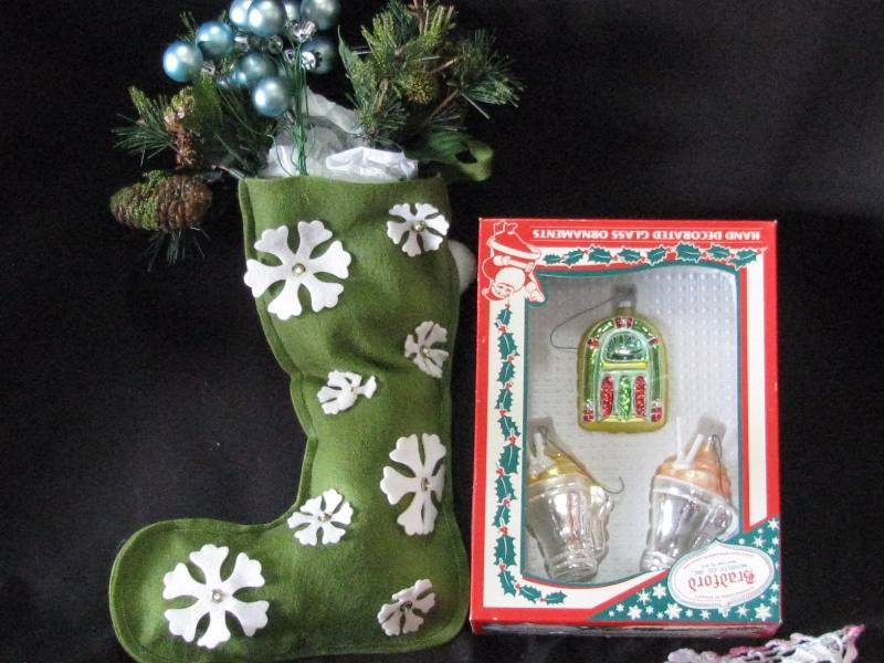 lot 40 image: Tree Ornaments