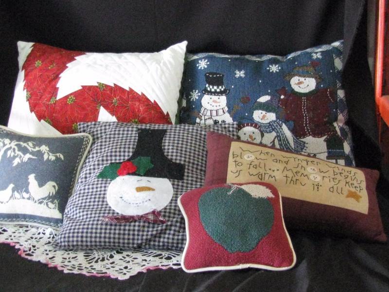 lot 41 image: Holiday Pillows