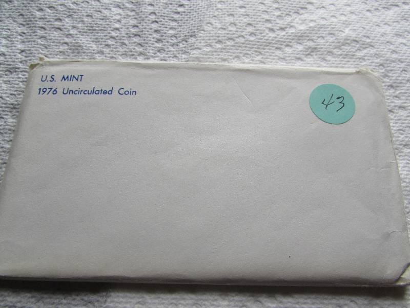 1976 P&D US MINT SET, W IKE DOLLARS