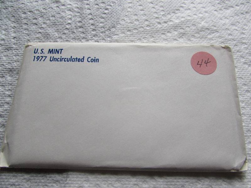1977 P&D US MINT SET, W IKE DOLLARS