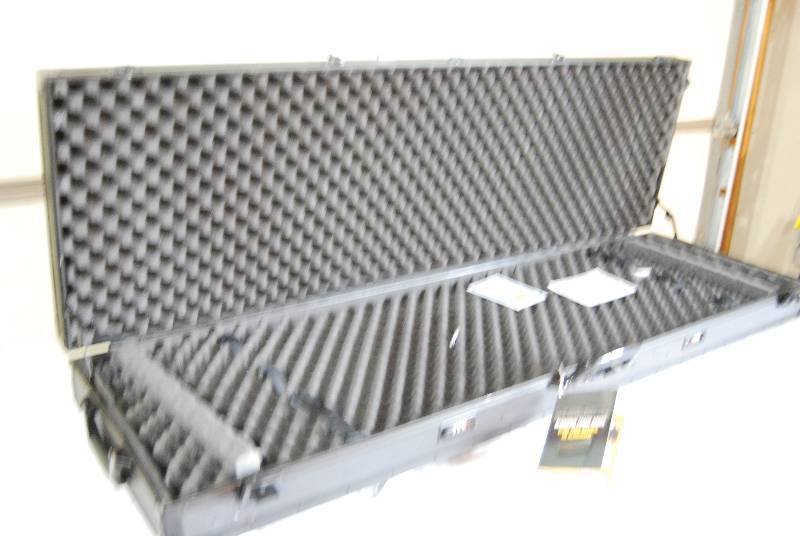 lot 18 image: Rifle Case