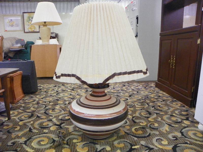 lot 68 image: Table Lamp