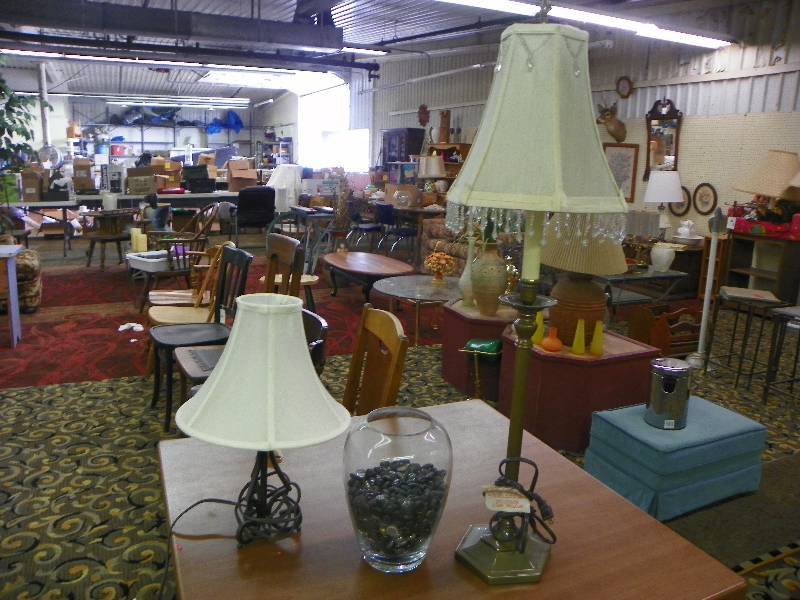 lot 82 image: 2 table lamps and glass vase