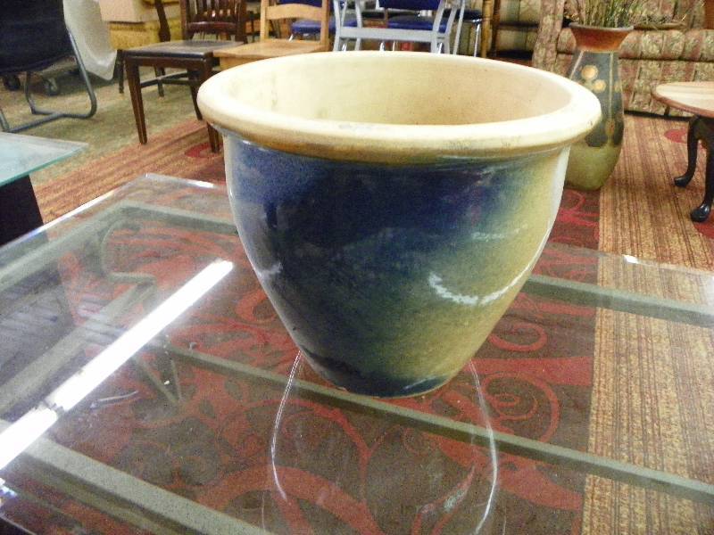 lot 110 image: decorative clay pot
