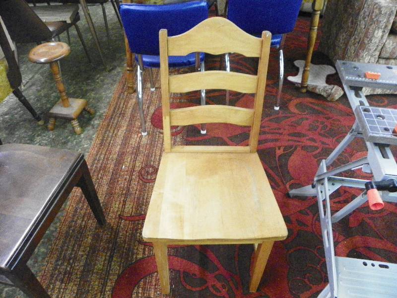 lot 101 image: 2 dining room chairs