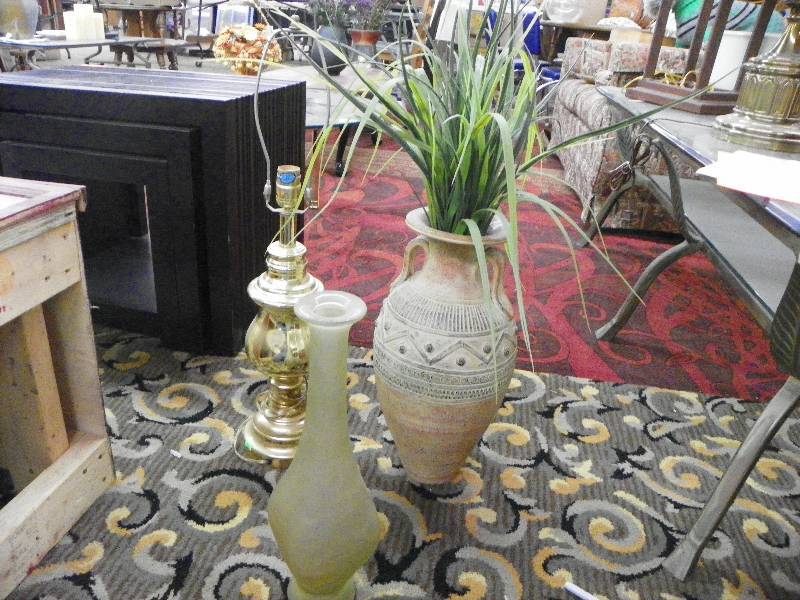 lot 119 image: 2 vases and table lamp