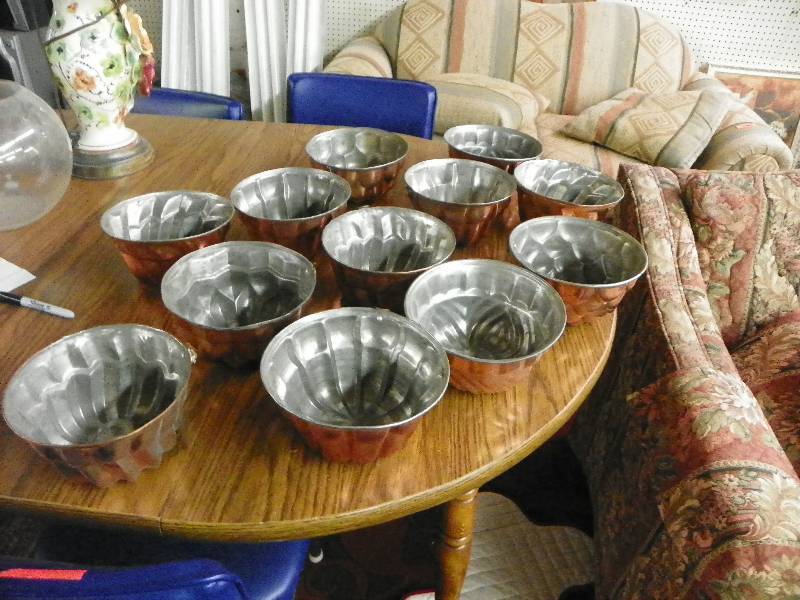 lot 132 image: 12 jello molds, mostly different patterns