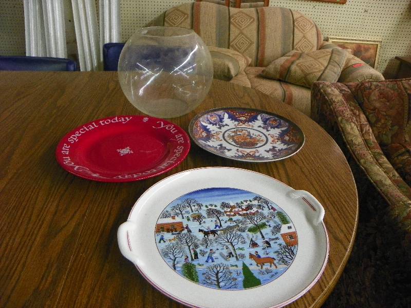 lot 134 image: 3 decorative plates and a fish bowl