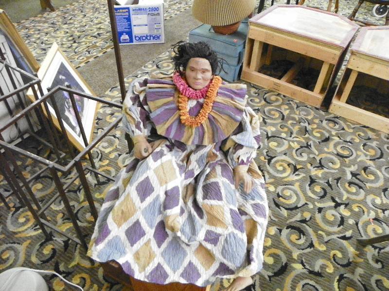 lot 500 image: shelf sitter doll 