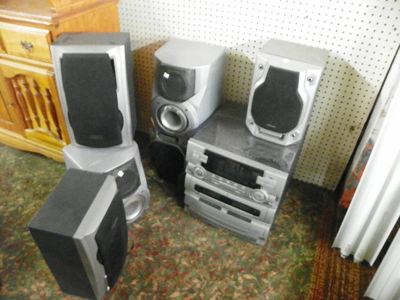 lot 148 image: Emerson stereo with speakers