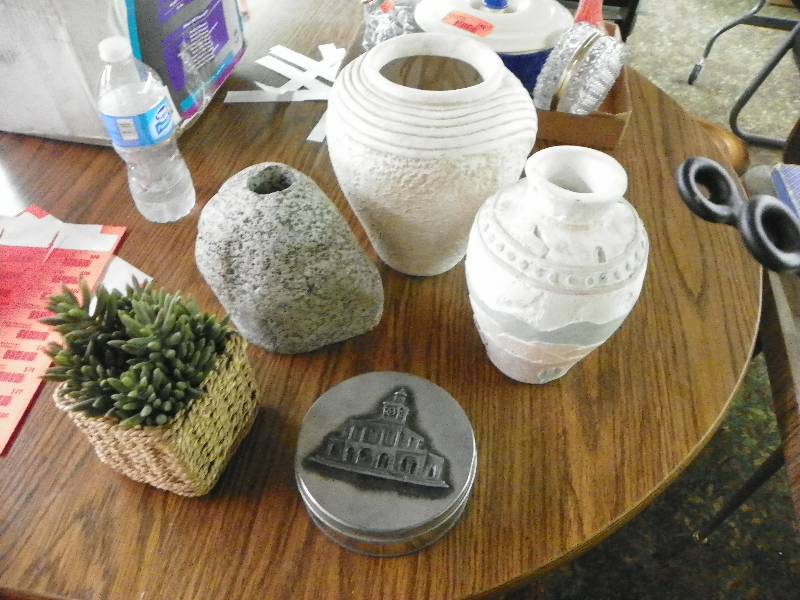 lot 154 image: decorative vases, small tin