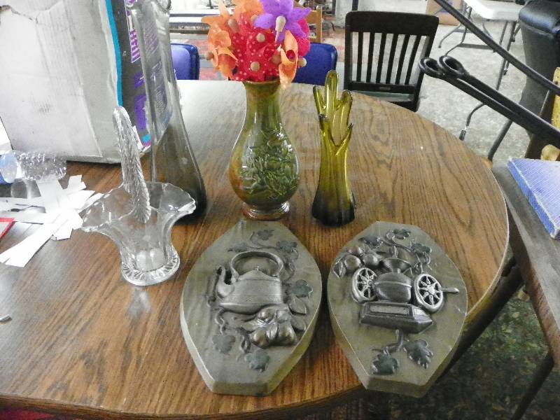 lot 158 image: Vases and pair of wall hanging plaques