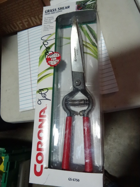 NEW Corona Grass Shear